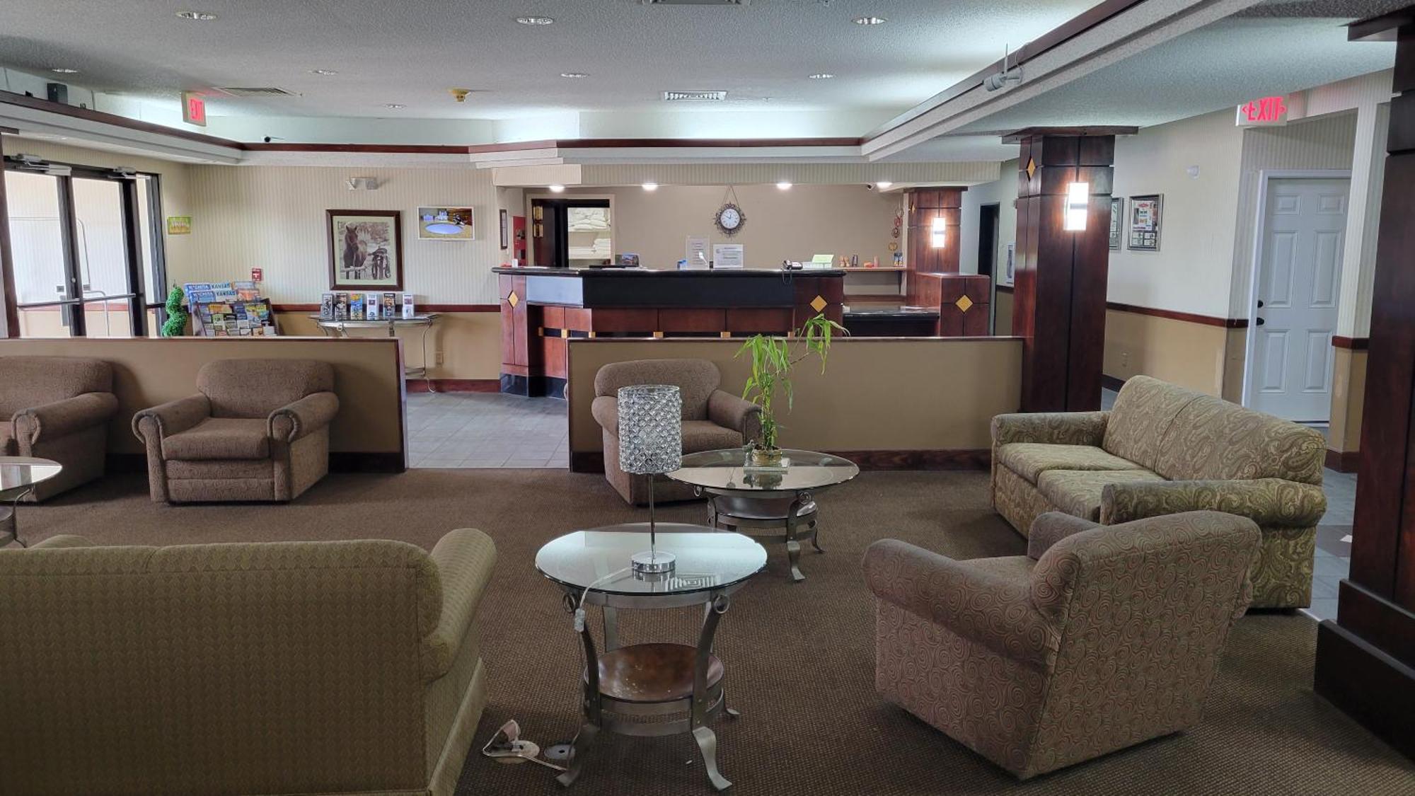 Windsor Inn & Suites Додж-Сити Экстерьер фото