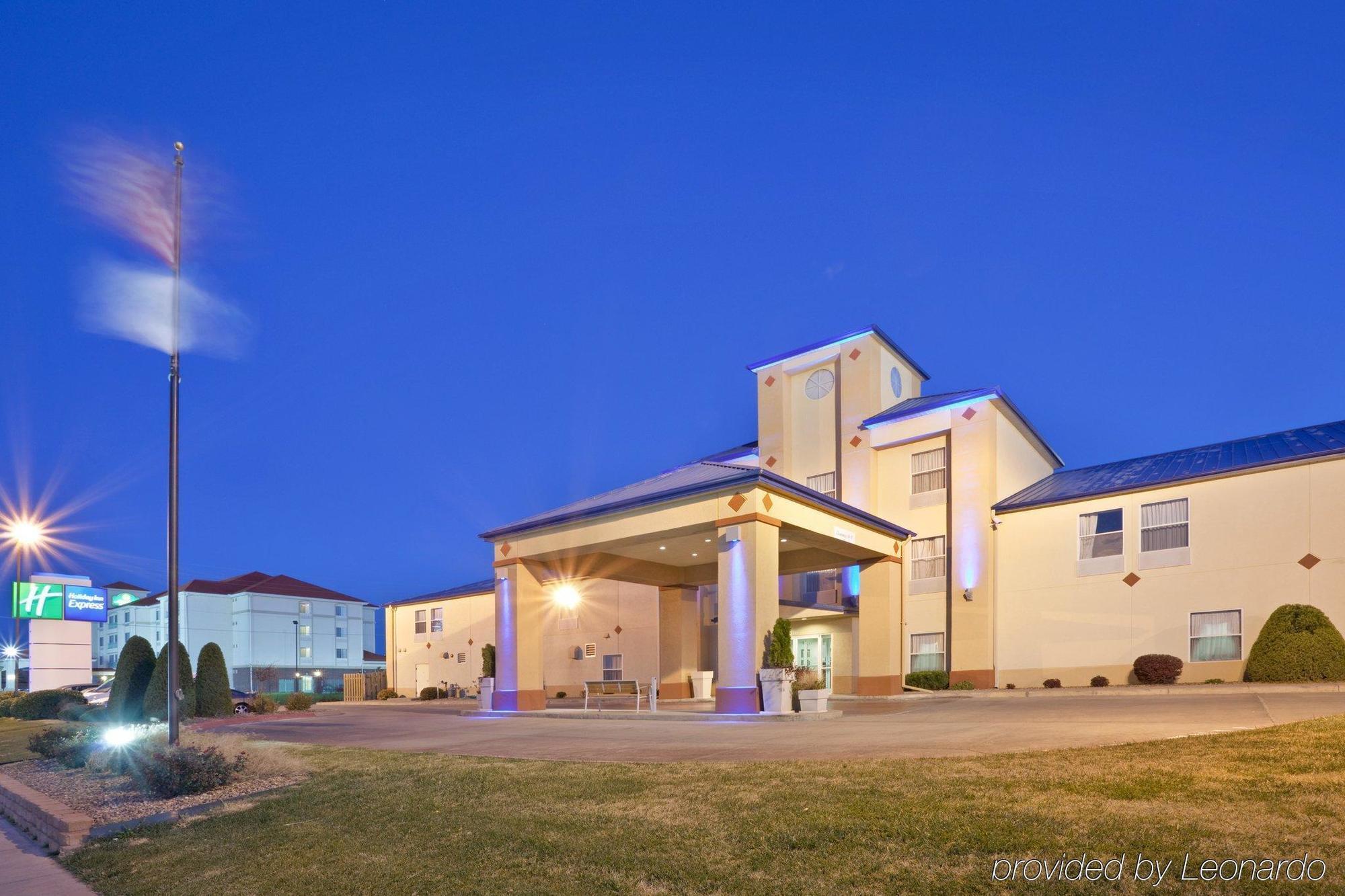 Windsor Inn & Suites Додж-Сити Экстерьер фото