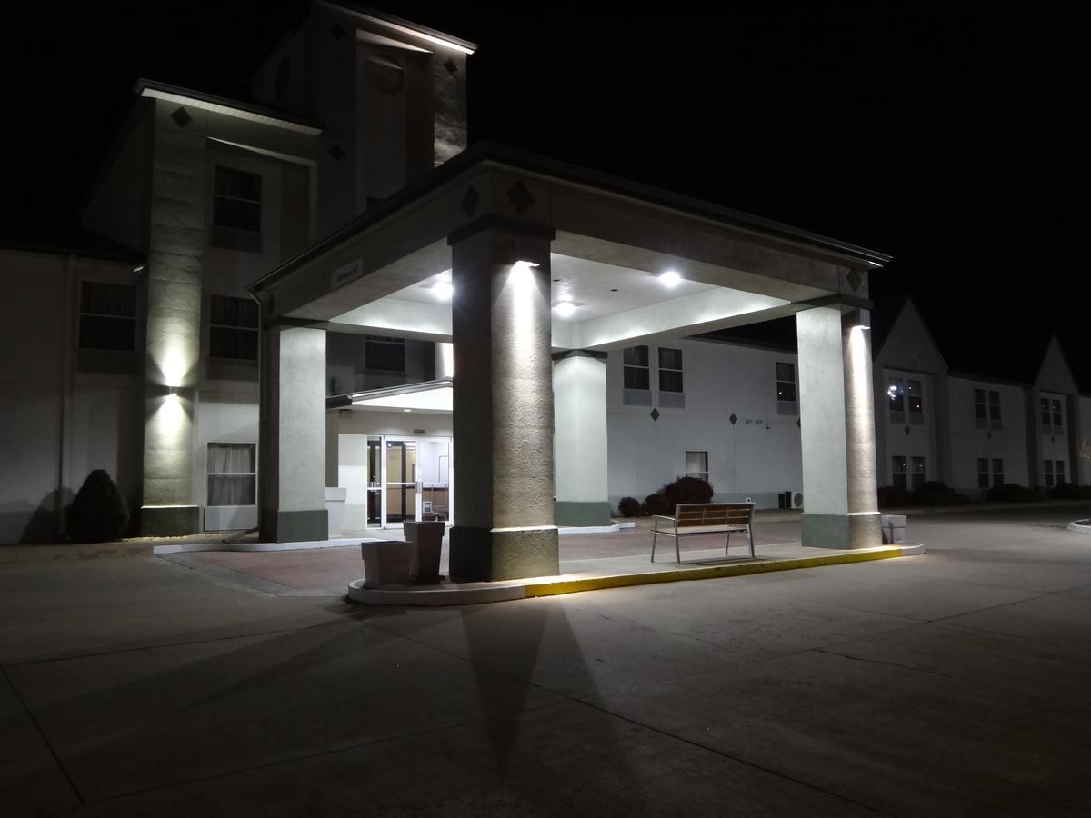 Windsor Inn & Suites Додж-Сити Экстерьер фото