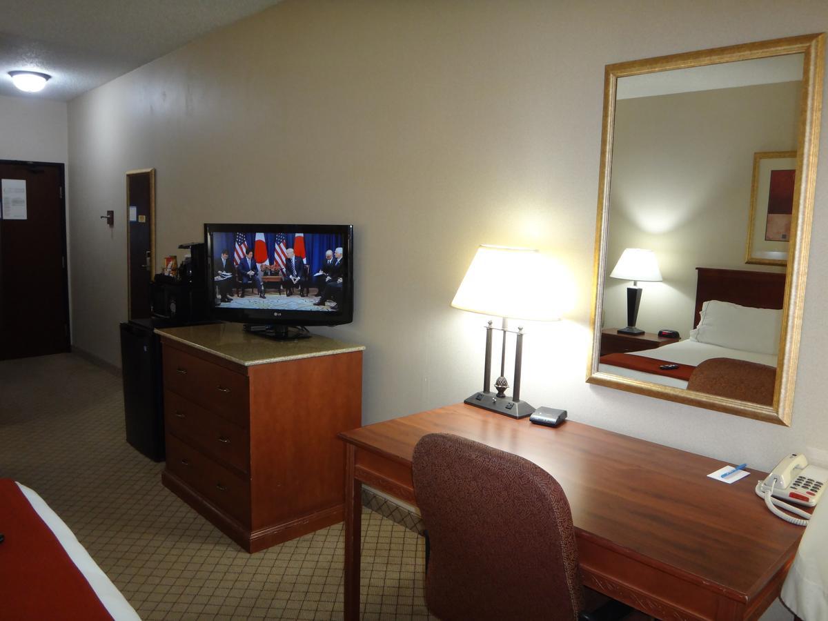 Windsor Inn & Suites Додж-Сити Экстерьер фото