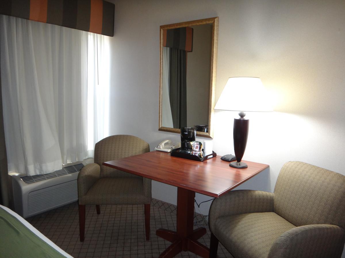 Windsor Inn & Suites Додж-Сити Экстерьер фото